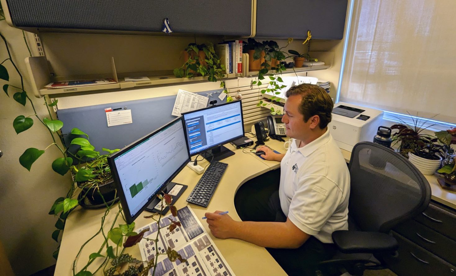 Zachary Potts evaluando datos para ayudar a abordar agresiones no denunciadas.