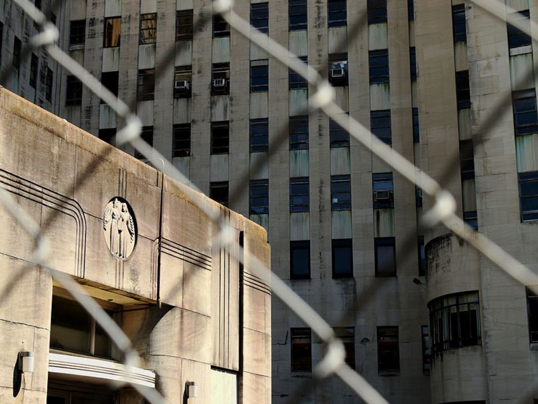 Charity Hospital in New Orleans, damaged in Hurricane Katrina, seen through security fencing (Photo: vegasjon/Wikimedia Commons) 