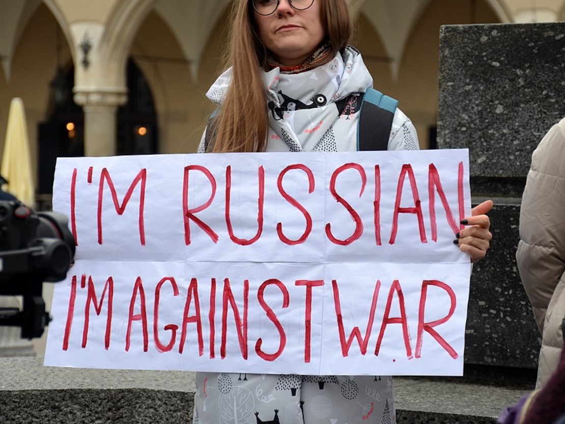A Russian living abroad displays her opposition to the war in Ukraine. (Photo: Silar/Wikimedia Commons) 