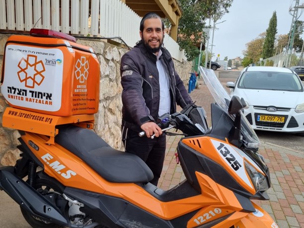 Elchanan Cohen and his ambucycle (Photo: United Hatzalah) 