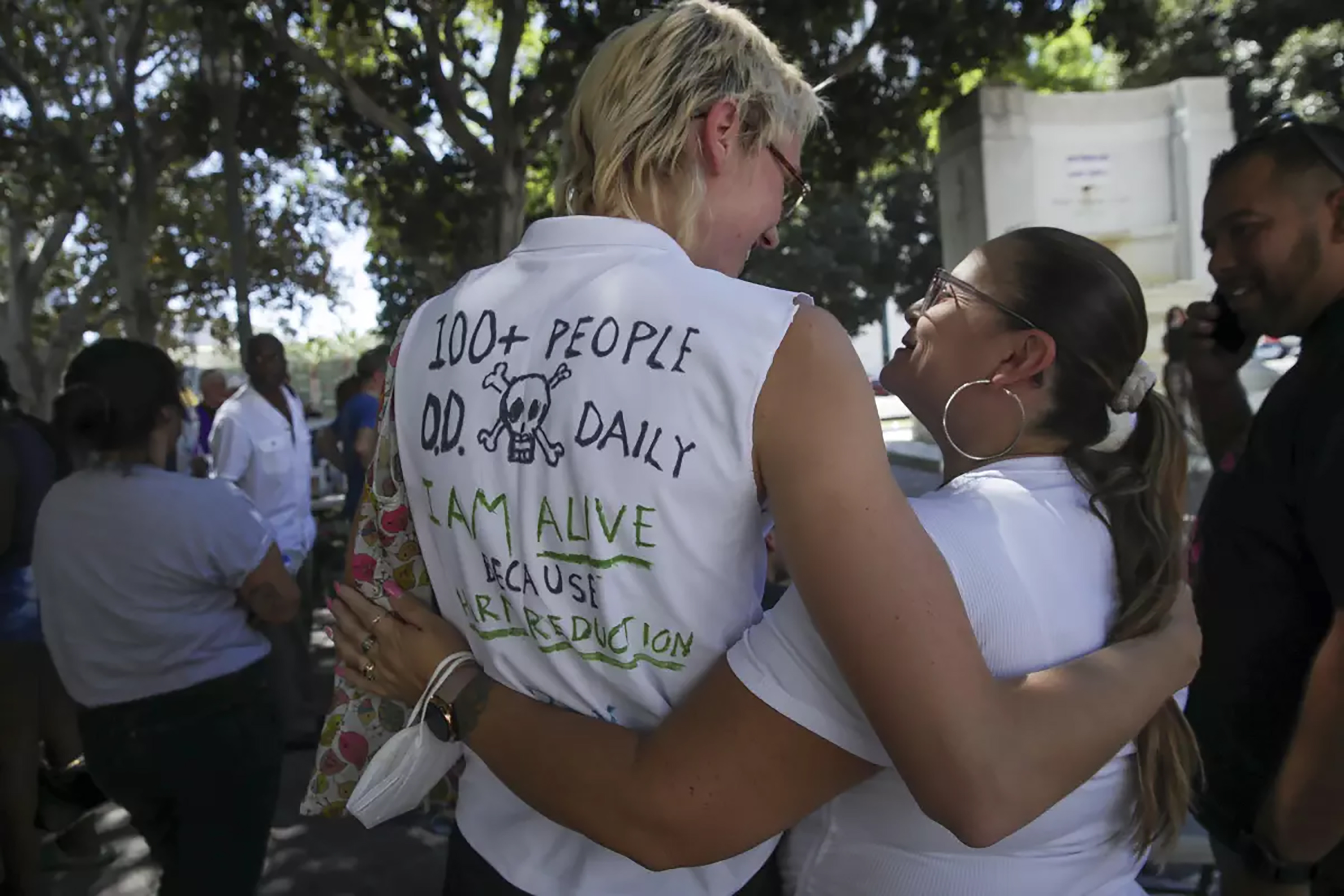 Finn Settles, 24, left, and Renee Arellano, 45, greet each other at a 2022 rally in Los Angeles marking International Overdose Awareness Day. (Irfan Khan/Los Angeles Times/TNS)  Metadata