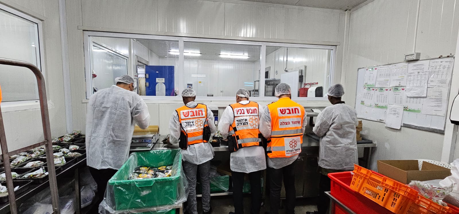 Volunteers from Rahat prepare kosher food for soldiers and first responders in the Gaza Periphery.