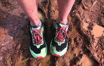 Maximalist-type running shoes feature more cushioning compared to traditional running shoes. The maximalist design concept is believed to significantly reduce impact, decrease leg fatigue, increase energy return, and add stability.