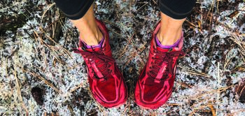 Traditional running shoe biomechanics typically exhibit an increased stride length and a rearfoot strike (RFS) gait pattern, resulting in a high impact peak and a high loading rate.8 Minimalist-type running shoes, as seen above, feature a zero heel drop and minimal cushioning. They aim to promote a forefoot/midfoot strike gait pattern.